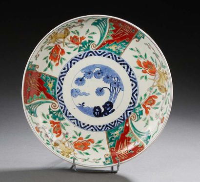JAPON Deux plats circulaires en porcelaine à décors divers dans la palette
Imari...