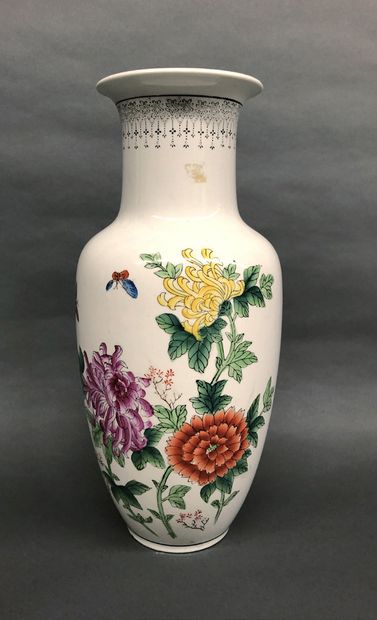 CHINE A porcelain vase decorated with butterflies and chrysanthemums.
H. : 41,5 ...