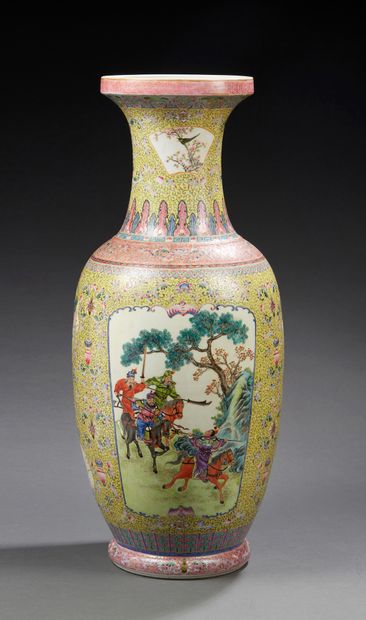 CHINE Grand vase en porcelaine de forme balustre décoré en émaux de la famille rose...