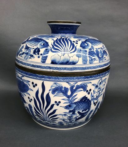 CHINE Large covered circular porcelain pot decorated in blue underglaze with carps...