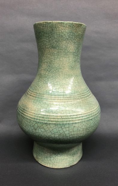 CHINE Vase en céramique à glaçure verte craquelée.
Fin XIXe siècle.
H. : 37 cm