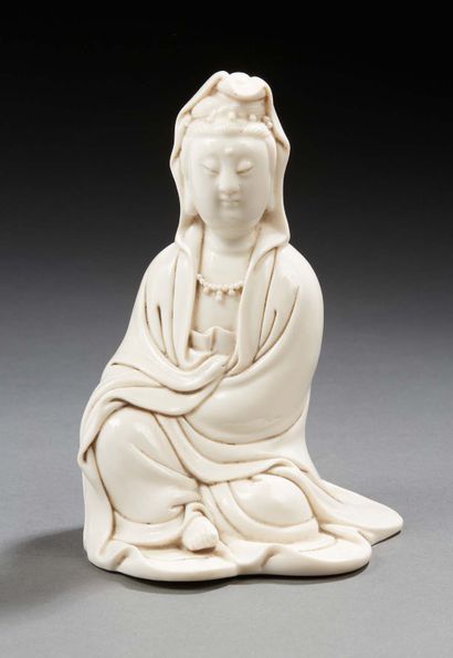 CHINE Figurine en porcelaine émaillée blanche représentant la déesse
Guanyin assise,...