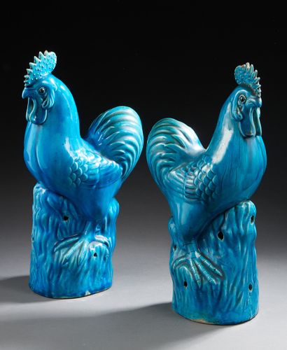 CHINE Paire de coqs en porcelaine monochrome bleu.
XXe siècle H. :40 cm
(acciden...