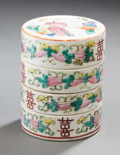 CHINE Boite à compartiment en porcelaine émaillée
XXe siècle H. : 10,5 cm