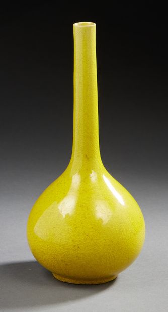 CHINE Petit vase soliflore à fond monochrome jaune
XXe siècle H. : 23 cm