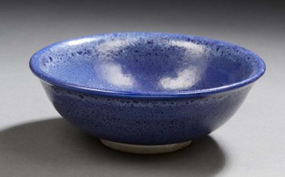 CHINE Blue glazed stoneware circular bowl
20th century Diameter : 14,5 cm