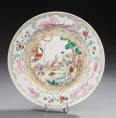 CHINE Porcelain plate decorated with characters.
Modern work
Dim.: 22.5 cm