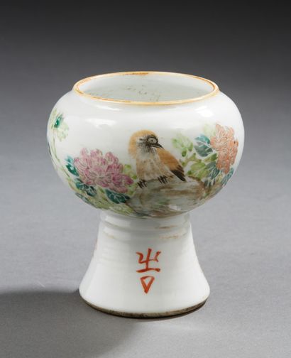 CHINE A small ovoid porcelain vase on a pedestal with polychrome decoration of birds...