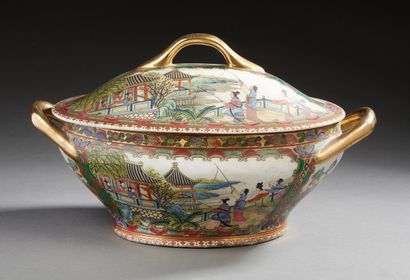 CHINE Oval covered porcelain tureen decorated in the Canton style with characters...