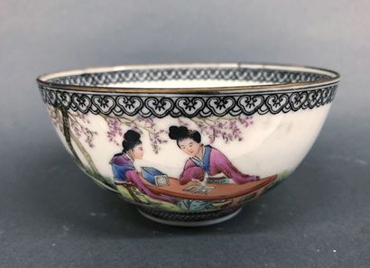 CHINE Théière en porcelaine décoré en emaux de la famille rose de personnages. Marque...