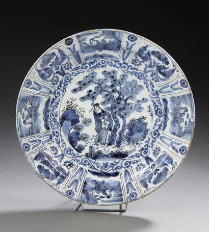 DELFT dans le goût de la CHINE Circular porcelain dish in earthenware decorated in...