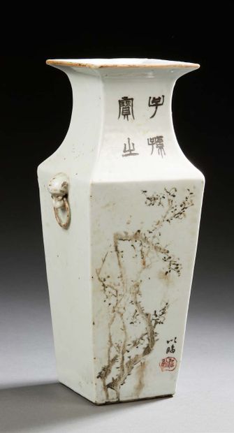 CHINE Porcelain vase of quadrangular form decorated in grisaille with a shrub framed...