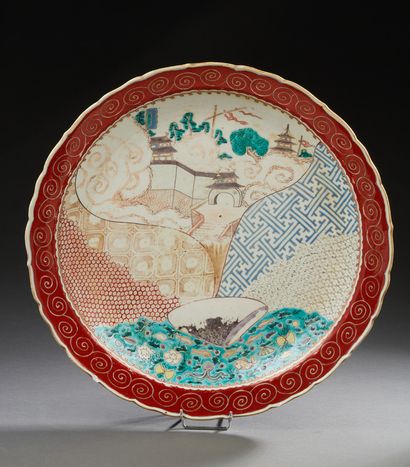 JAPON Plat en porcelaine décoré en polychromie d'une forteresse avec quadrillage,...