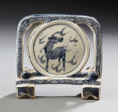 CHINE Petit écran de lettré en porcelaine à décor d'un cheval.
Dim. : 9,5 x10 cm