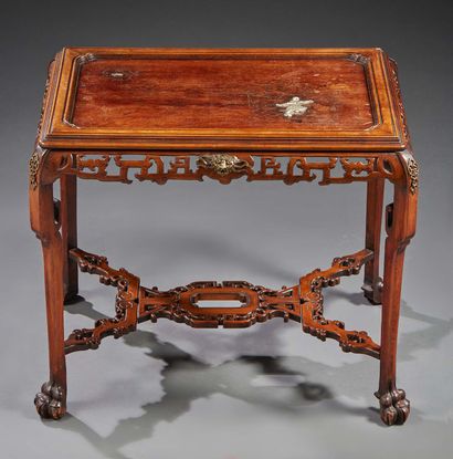 CHINE Table rectangulaire en bois sculpté et incrustations d'ivoire. Les pieds à...
