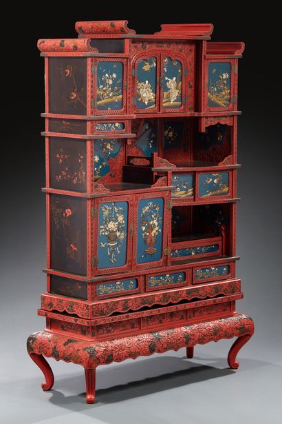JAPON A cinnabar lacquer kazaridana cabinet with floral and lattice motifs. The blue...