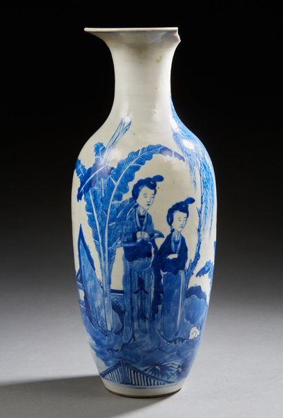 CHINE Vase en porcelaine décoré en bleu sous couverte.
Marque au revers.
XIXe siècle.
H....