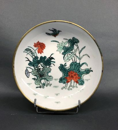 CHINE Une assiette en porcelaine famille verte décorée des lotus et l'oiseau.
Cerclé...