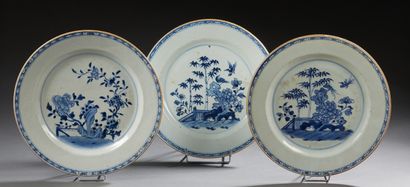 CHINE Three circular porcelain dishes decorated in blue underglaze with bamboo, barrier...