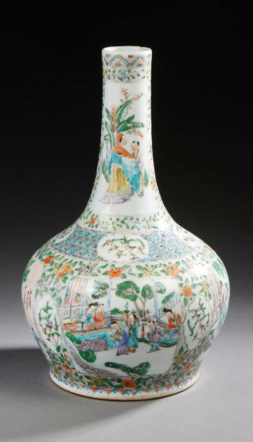 CHINE Bouteille en porcelaine à long col étroit décoré en polychromie de scènes animées...