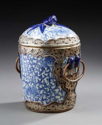 CHINE Covered porcelain pot with blue floral decoration and metal mount
Modern period
H....
