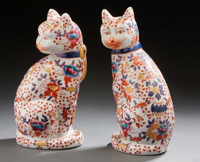 JAPON Two porcelain figurines of cats Modern period H.: 26 cm