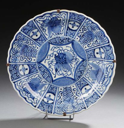 JAPON Plat en porcelaine décoré dans le style karak en bleu
Premier tiers du XXe...