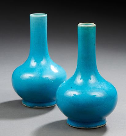 CHINE Paire de vases à long col en porcelaine monochrome à glaçures bleu. Vers 1900...