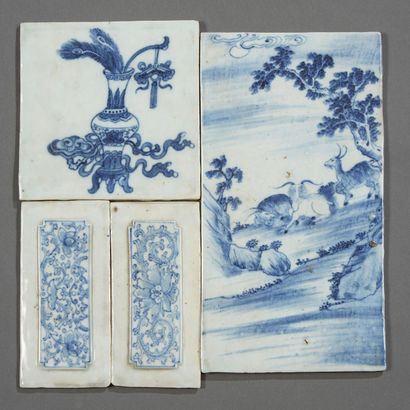 CHINE Quatre plaques en porcelaine provenant d'un paravent d'un décor divers en bleu...