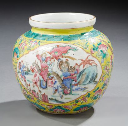 CHINE Porcelain vase decorated in polychrome enamel with warriors on a yellow background.
H.:...