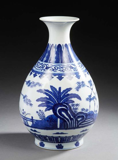 CHINE A baluster-shaped porcelain vase decorated in blue underglaze with banana trees...