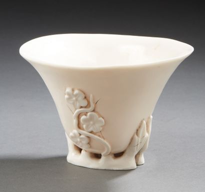 CHINE Grande coupe à libations en porcelaine émaillée blanche décorée en léger relief...