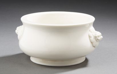 CHINE Circular white enamelled porcelain perfume burner
Kangxi style, modern period
H.:...