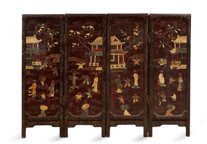 CHINE Four-leaf screen inlaid with hard stone. Around 1900.
H. : 91 cm