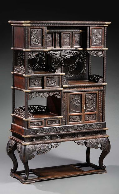 JAPON Cabinet kazaridana (meuble étagère) en bois fruitier laqué, sculpté et ajouré....