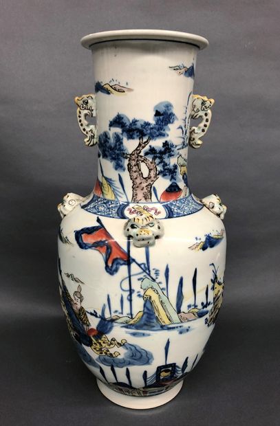 CHINE A porcelain vase of baluster form decorated with a battle scene. H. : 41 cm...