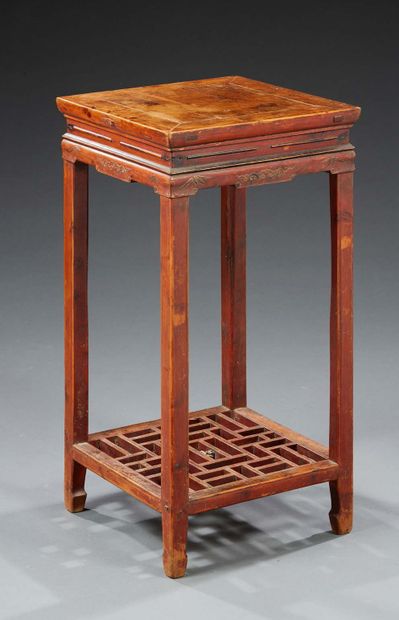 CHINE Finely carved fruitwood selette.
The spacer is openwork with a rectangular...