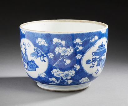 CHINE A large circular porcelain pot decorated in blue underglaze with precious objects...