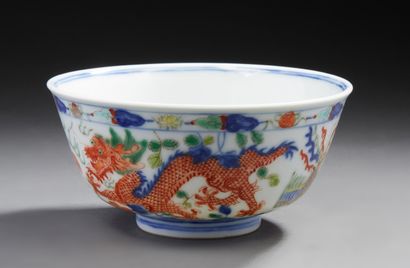 CHINE Circular porcelain bowl decorated in wucai enamels with five-clawed dragons...