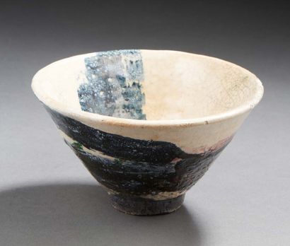 JAPON * Tea ceremony bowl (chawan) with schematic landscape design in blue and manganese...