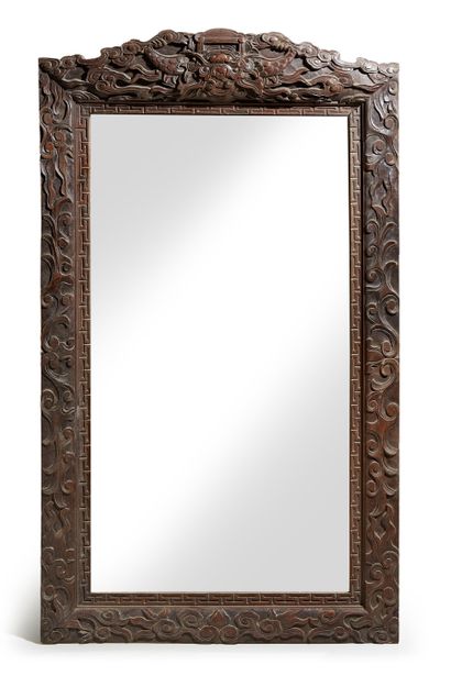 CHINE Miroir en bois richament sculpté.
Vers 1930/50.
Dim. : 147 x 87 cm