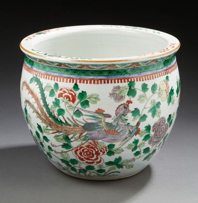 CHINE Cache Pot circulaire en porcelaine décoré en émaux de la famille verte de paon...