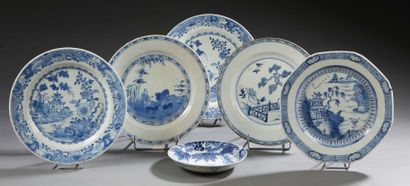 CHINE Cinq assiettes et une coupelle en porcelaine à décor divers en bleu sous couverte...