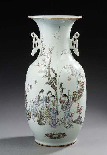 CHINE Vase en porcelaine blanche à décor polychrome de personnages sur un côté et...