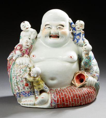 CHINE Groupe en porcelaine représentant un bouddha assis entouré de cinq enfants
Epoque...