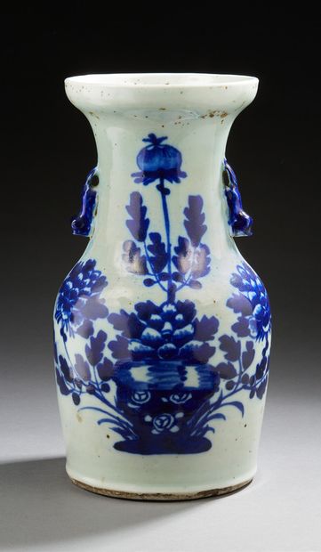 CHINE Vase balustre en porcelaine à décor floral bleu
Première moitié XXe siècle...