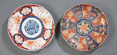 CHINE Two circular porcelain dishes with imari decoration of flowers.
Dim.: 22.5...