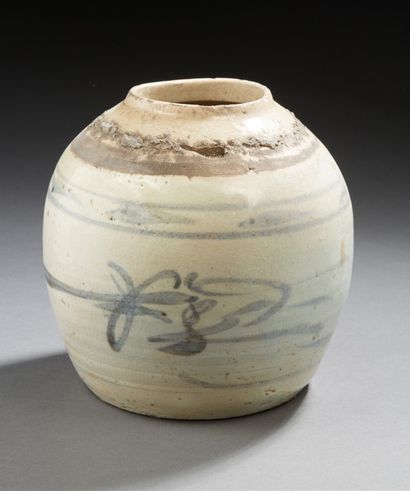 CHINE DU SUD Une théière et un pot en porcelaine à décor divers XXe siècle