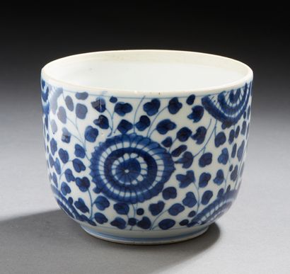 CHINE Circular porcelain pot decorated in blue underglaze with flowers
18th century...