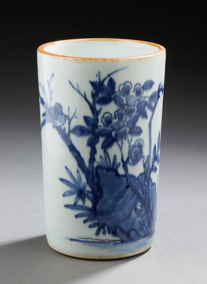 CHINE Porcelain brush holder of cylindrical shape decorated in blue underglaze with...